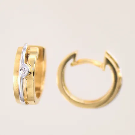Ett par örhängen creoler med diamanter 2xca0,01ct, Ø10mm, bredd: 4,2mm, vitguldsdetaljer, 18K Vikt: 4 g