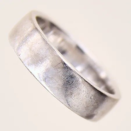 Ring slät, stl 18½, bredd 5,8mm, gravyr, repig, vitguld, 18K Vikt: 10 g