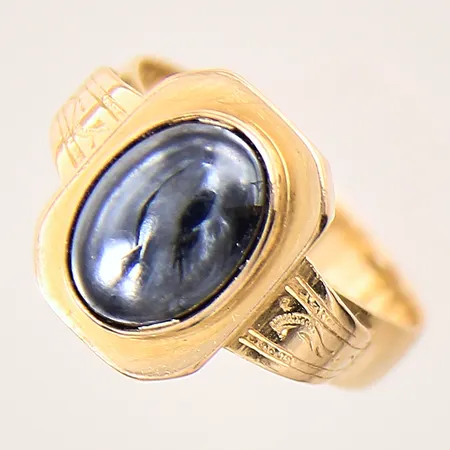 Ring med hematit, stl: 18, bredd: 4,1-14mm, gravyr, 18K  Vikt: 4,7 g