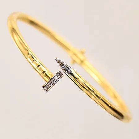 Armring med vita stenar, Ø59,7mm, bredd: 3,9mm, 21K, OBS! Ej märkesdesign! Vikt: 12,6 g