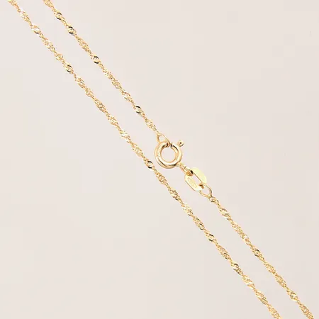 Kedja Singapore, längd: 42cm, bredd: 0,8mm, GHA, 18K  Vikt: 1,2 g