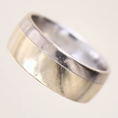 Ring, stl: 18¼, bredd: 7,8mm, gravyr, tvåfärgad, 18K  Vikt: 10,2 g