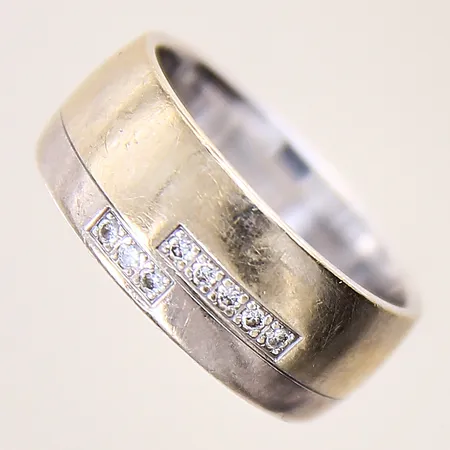 Ring med diamanter 0,096ctv WSi enligt gravyr, stl: 16¾, bredd: 7,9mm, tvåfärgad, gravyr, 18K  Vikt: 9,6 g