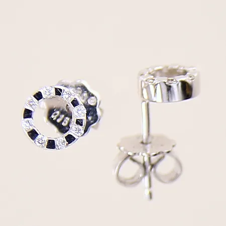 Ett par örhängen med diamanter 0,15ctv G SI vardera enligt gravyr, Ø6,2mm, vitguld, 18K  Vikt: 2,1 g