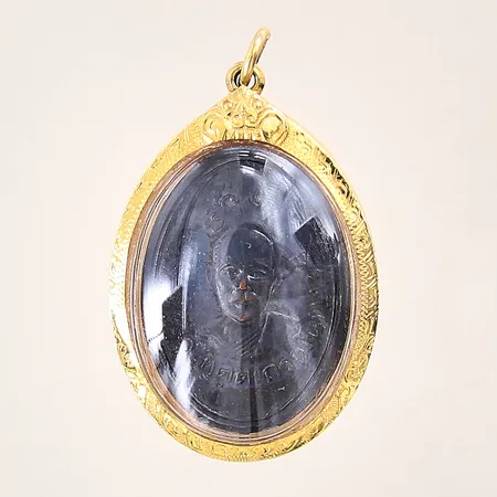 Hänge Buddha, inramad i plexiglas, längd: 40mm, bredd: 6-27mm, bucklig ram, 18K  Vikt: 10,6 g