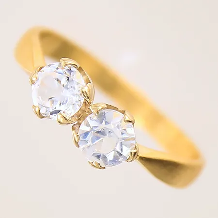 Ring med vita safirer, stl: 19, bredd: 2,5-6,2mm, fattning i 18K, gravyr, 23K  Vikt: 3,8 g