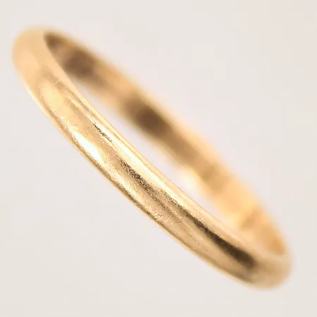 Ring, slät, stl: 22¼, bredd: 2,9mm, gravyr, 18K  Vikt: 3,9 g