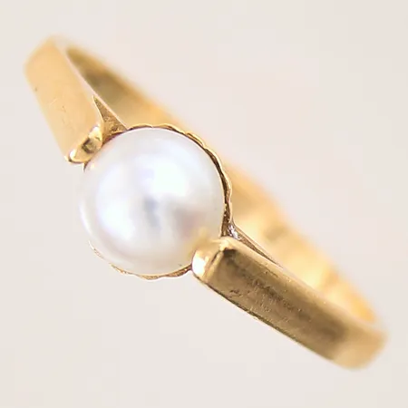 Ring med odlad pärla, stl: 19½, bredd: 2,1-7,1mm, 18K  Vikt: 3,6 g