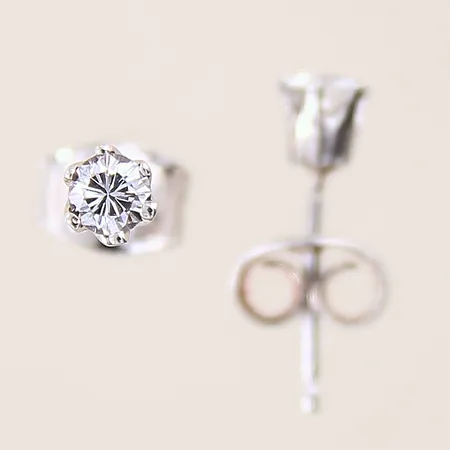 Ett par örhängen med briljantslipade diamanter ca 0,16ct vardera, ca W(H)/SI-P1, Ø4,2mm, vitguld, 18K  Vikt: 1,2 g