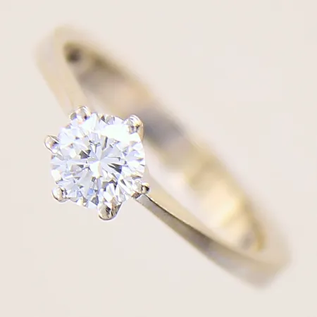 Ring med diamant ca 0,50ct, kvalitet ca W(H)/VS, stl 16, bredd 1,5-6mm, vitguld, i behov av omrodiering, 18K  Vikt: 3,4 g