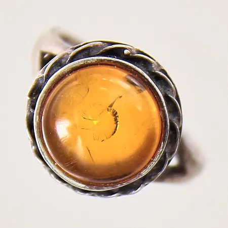 Ring med dekor samt orange sten, stl 16, bredd 2-13mm, silver 925/1000 Vikt: 3,2 g