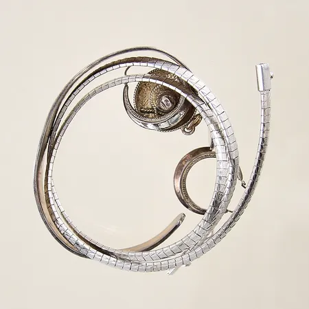 Silversmycken, ojämnheter, gravyr, bucklig, 830/1000 Vikt: 44,6 g
