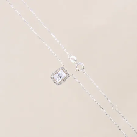 Collier Ankar, längd 42-45cm, bredd 0,7mm, med integrerat hänge samt vita stenar, ca 9x11mm, GHA, silver 925/1000 Vikt: 3,2 g