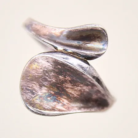 Ring med dekor, stl 17, bredd 3-18mm, oxiderad, silver 925/1000 Vikt: 6,1 g