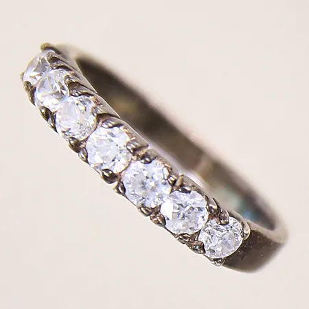 Ring med vita stenar, stl 17, bredd 3mm, oxiderad, silver 925/1000 Vikt: 2,6 g