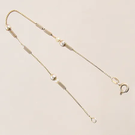 Armband Venezia med integrerade berlocker samt odlade pärlor, längd 17,5cm, bredd 1-4mm, ojämnheter, förgyllt silver 835/1000 Vikt: 1,9 g