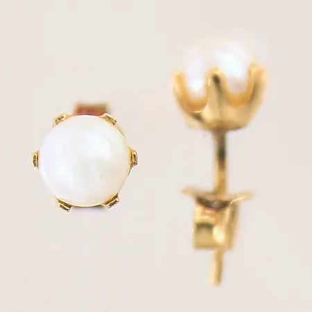 Ett par örhängen med odlade pärlor, 5x6mm, 18K  Vikt: 1,2 g