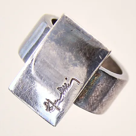 Ring, Efva Attling, The Rectangular, stl 20, bredd 10,5-20mm, oxiderad, silver 925/1000 Vikt: 26,6 g