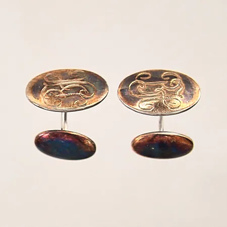Ett par manschettknappar, 21x19mm, monogramgravyr, oxiderade, silver 830/1000 Vikt: 7,7 g