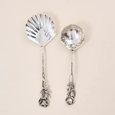 Skedar 2st, olika storlekar, modell Rosen, silver 830/1000 Vikt: 29,8 g