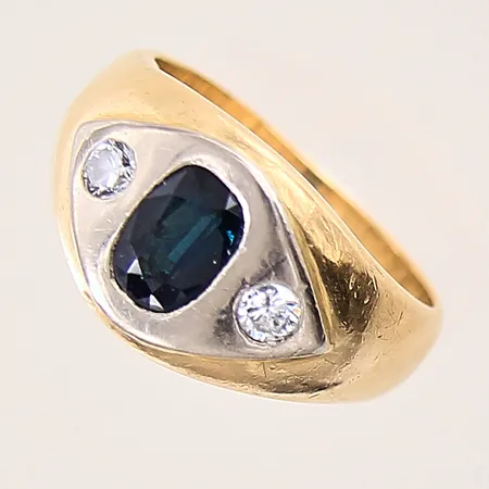 Ring med safir samt diamanter 2 x ca 0,13ct, stl 20, bredd 5-12mm, vitguldsdetaljer, safir med nagg, skena med repor, 18K  Vikt: 18,7 g