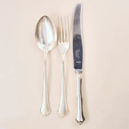 Bordsbestick, 1 gaffel, 1 sked, 1 bordskniv med rostfritt blad, graverade, silver 830/1000  Vikt: 142,6 g