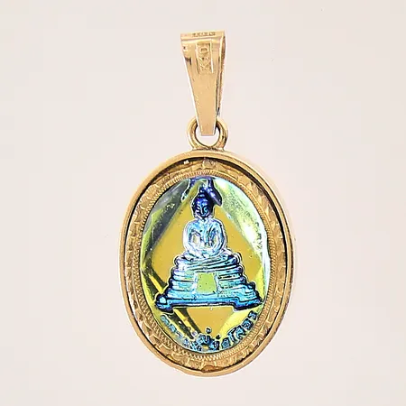 Hänge med motiv i plast av Buddha, 25x13mm, 18K  Vikt: 5,5 g