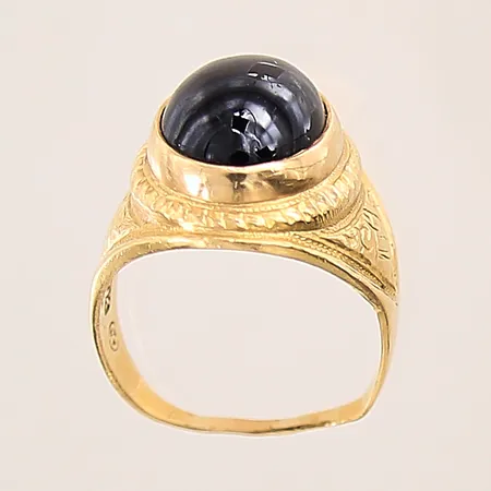 Ring med svart sten, bucklig, 21,6K  Vikt: 8,8 g