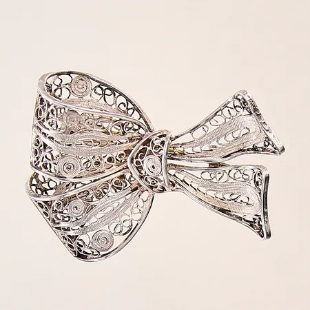 Brosch, rosett, 47x33mm, nål i oädel metall, silver 925/1000 Vikt: 8,4 g