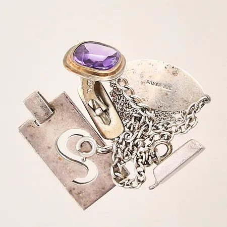 Silversmycken, med lila sten, gravyrer, ojämnheter, bucklor, udda, silver 830-925/1000 Vikt: 27,7 g