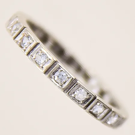 Ring med vita stenar, stl 17, bredd 2mm, vitguld, stenar med slitage, i behov av omrodiering, 18K  Vikt: 2,3 g