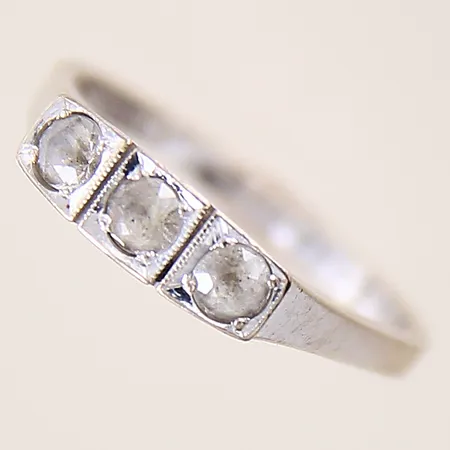 Ring med vita stenar, stl 17, bredd 2-4mm, vitguld, stenar med slitage, 18K  Vikt: 3,4 g