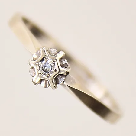 Ring med diamant ca 0,02ct, stl 17¼, bredd 2-5mm, svensk importstämpel, vitguld, i behov av omrodiering, 18K  Vikt: 2,1 g
