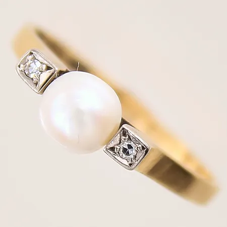 Ring med odlad pärla samt diamanter 2 x ca 0,01ct, stl 17½, bredd 2mm, pärla med slitage, 18K  Vikt: 2,5 g