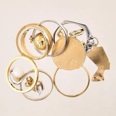 Guldsmycken, små diamanter, skadade pärlor, diamanter saknas, gravyrer, udda, buckliga, repiga, 18K  Vikt: 31,9 g