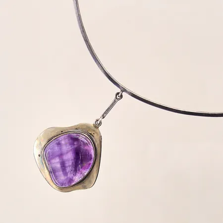 Collier med integrerat hänge med ametist, Ø11,5cm, längd på hänget 5cm, repig sten, silver 835/1000 Vikt: 19,2 g
