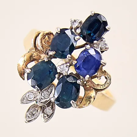 Ring med safirer samt diamanter 7 x ca 0,01ct, stl 18, bredd 2-22mm, safirer med nagg, 14K Vikt: 5 g