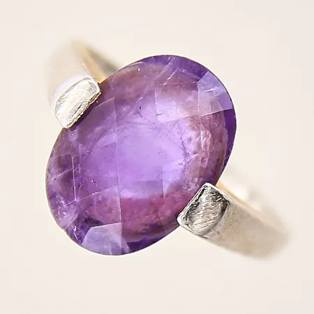 Ring med lila sten, stl 18, bredd 1,6-14mm, tvåfärgad, repig sten, silver 925/1000 Vikt: 3,8 g