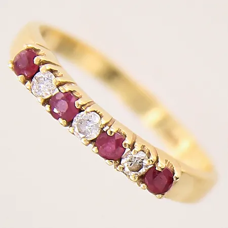 Ring med röda stenar samt diamanter 3 x ca 0,03ct, stl 16¾, bredd 2-2,7mm, repiga stenar, 18K Vikt: 2,1 g