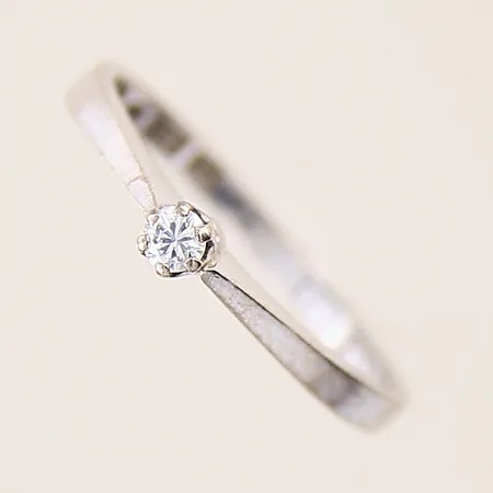 Ring med diamant ca 0,05ct, stl 16¾, bredd 1,8-2,8mm, vitguld, 18K Vikt: 2 g
