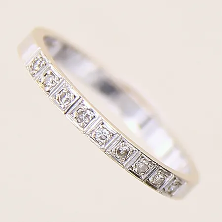 Ring med 8/8-slipade diamanter 9 x ca 0,01ct, stl 17, bredd 2,2mm, repig skena, vitguld, 18K  Vikt: 1,9 g