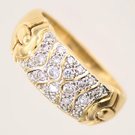 Ring med diamanter totalt 0,40ctv enligt gravyr, stl 17¼, bredd 4-8mm, svensk importstämpel, 18K  Vikt: 4,6 g