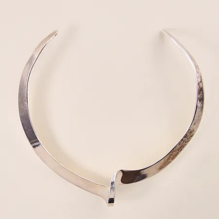 Collier, stelt, Ø13mm, bredd 7-34mm, något skev, ALTON, design av Karl Erik Palmberg, år 1975, något skev, silver 925/1000 Vikt: 44,4 g