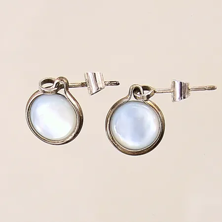 Ett par örhängen med pärlemorplatta samt onyxplatta, Ø15mm, oxiderade, silver 925/1000 Vikt: 4 g