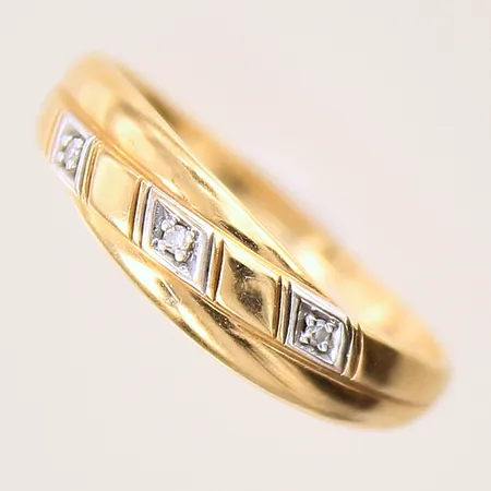 Ring med diamanter 3 x ca 0,005ct, stl 16¾, bredd 2-5mm, 18K  Vikt: 2 g