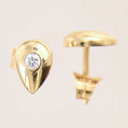 Ett par örhängen med vita stenar, 8x6mm, 14K  Vikt: 1,5 g