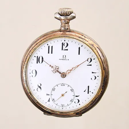 Fickur Omega, manuell, Ø51mm, boett-nr: 5912444, innerboett i silver, verk-nr: 5165182, liten sekundvisare, monogram, bucklor, repor, oxiderad, böjda visare, bygel saknas, silver 800/1000, bruttovikt: 94,0g