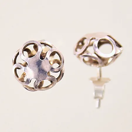 Ett par örhängen med genombruten dekor, 7x11mm, silver 925/1000 Vikt: 2 g