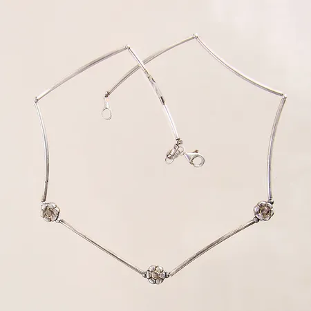 Collier med integrerade hängen, halvstelt, längd 35cm, bredd 1,5-7mm, GFAB, oxiderad, sliten del av etikett sitter kvar, silver 925/1000 Vikt: 7,6 g