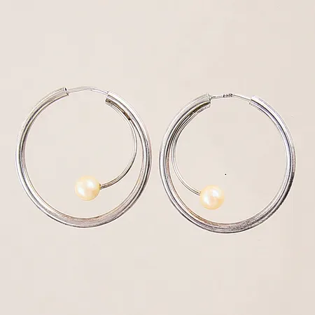 Ett par örhängen med imitationspärlor, Ø26mm, silver 830/1000 Vikt: 2,7 g
